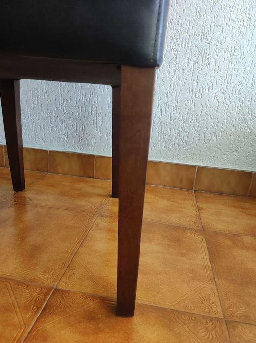 Cadeiras de pele e madeira