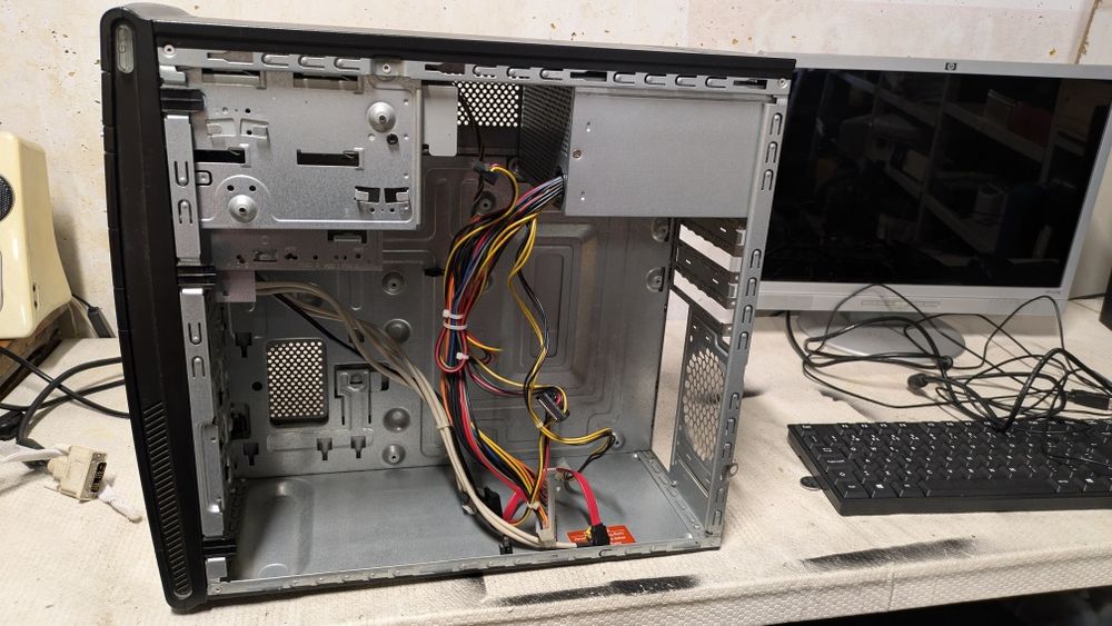 Caixa com fonte Compaq