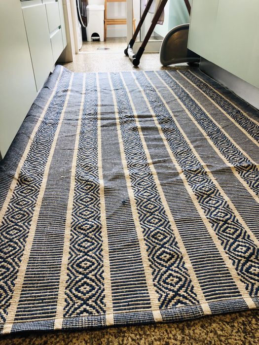 Tapete azul e branco