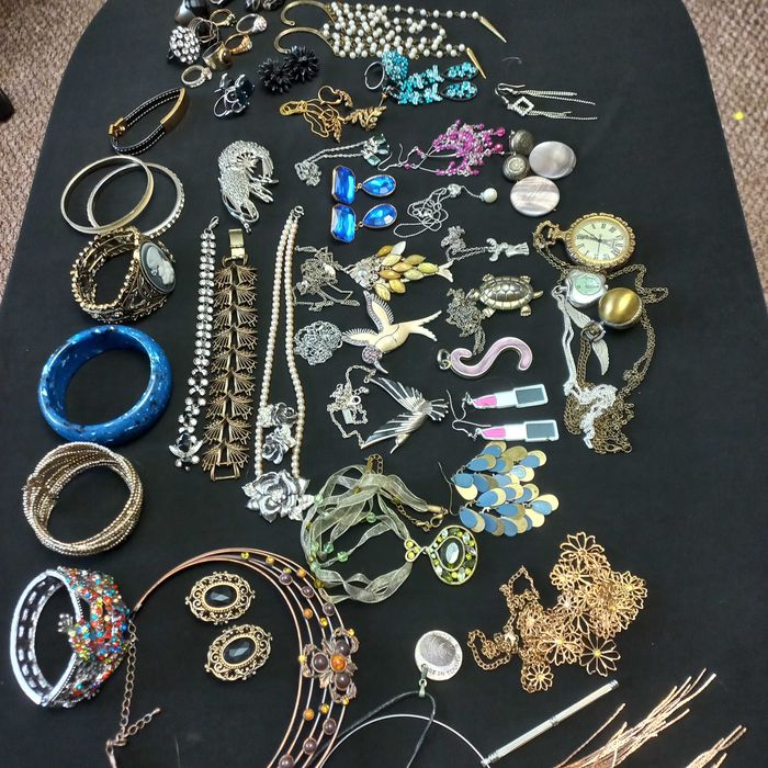 Біжутерія. Браслети каблучки кулони кліпси сережки годинники.комплекти