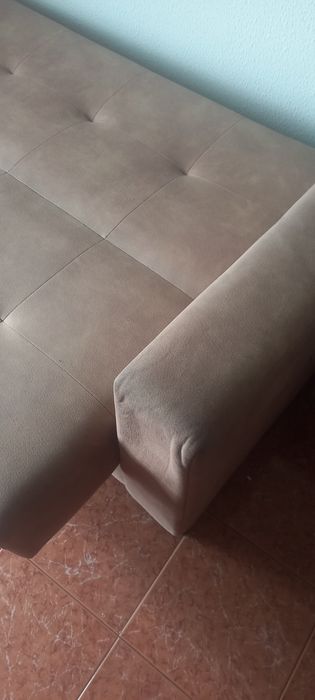 Sofá cama em pele castanho