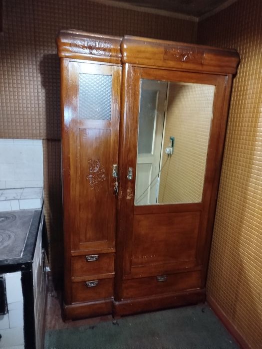 Шкаф винтажный прошлого века.