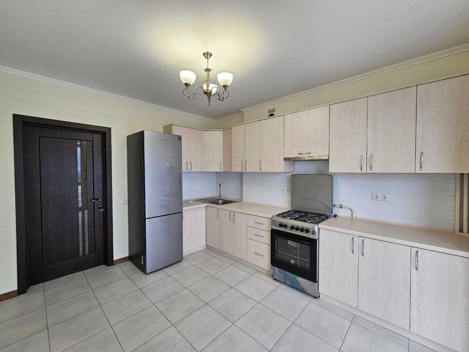 Продається 1-кімнатна квартира площею 42 м² по вулиці Хоткевича.