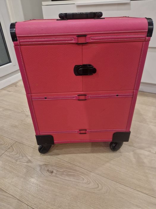 Różowy kufer na kosmetyki