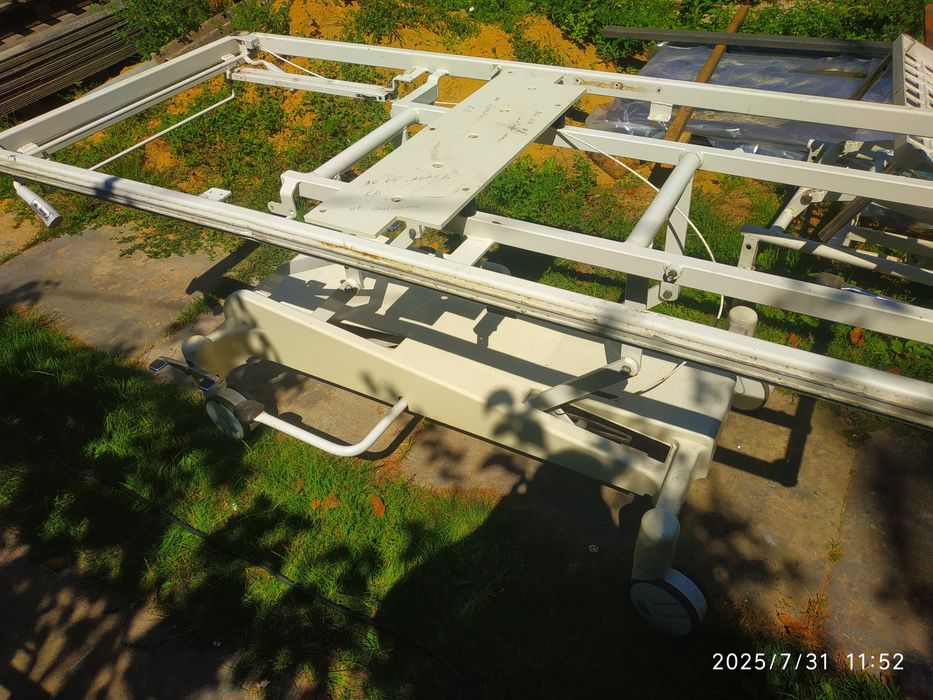 Стіл металевий на колещатах