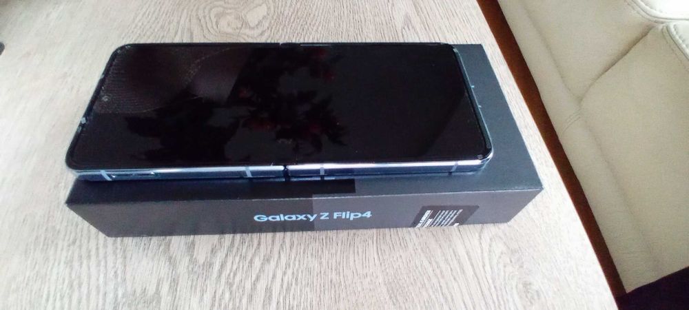 SAMSUNG Galaxy Z Flip 4 Jak Nowy