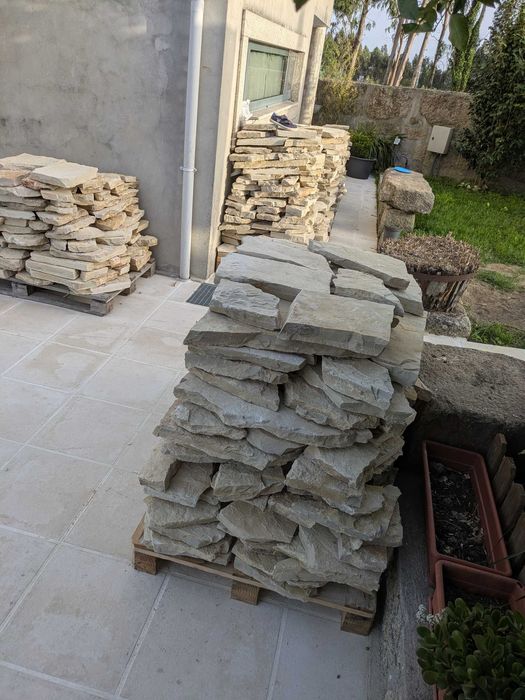 Pedra rústica amarela para chão, parede ou muros