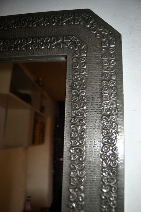 Espelho com moldura em folha de estanho.