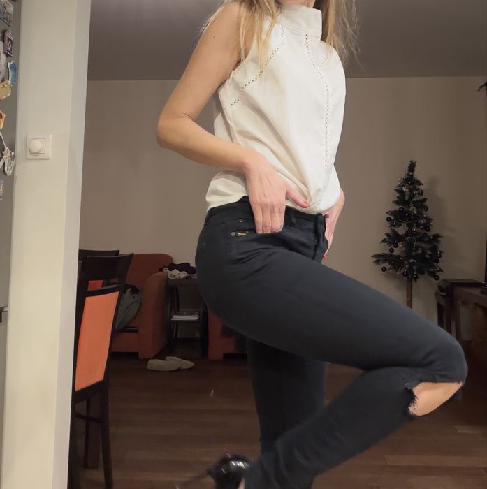 Czarne jeansy z dziurami wysoki stan