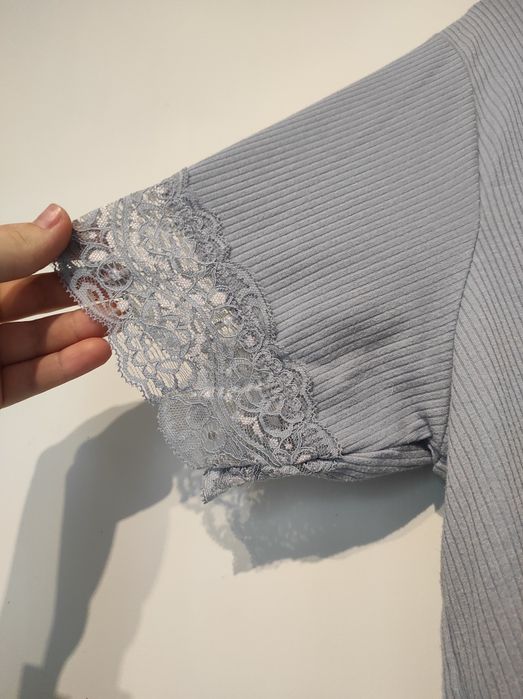 Niebieska prążkowana bluzka z koronką