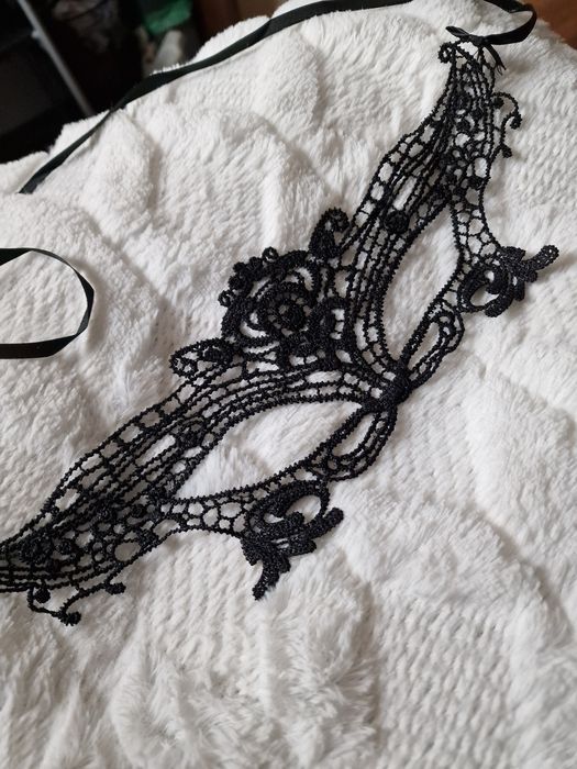 Czarna koronkowa maseczka maska na oczy ażurowa wenecka sensualna