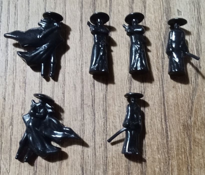 Moeda e minis samurais para carro