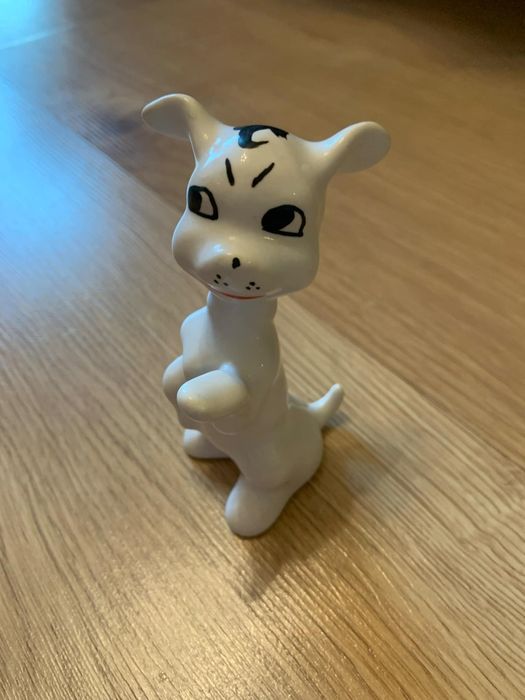 Figurka ceramiczna – biały piesek z czerwonym oznaczeniem/sygnaturą