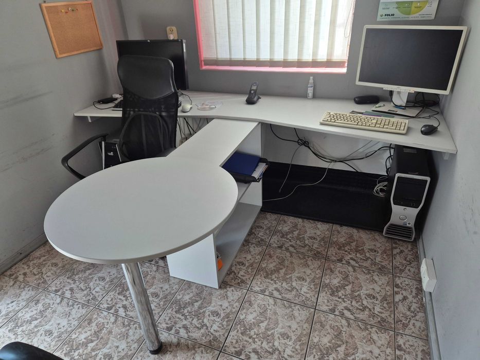 Biurko z półką i stołem