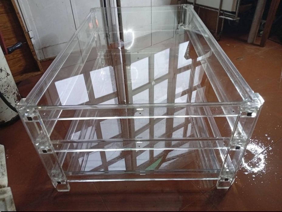 Mesa de centro em acrílico e vidro