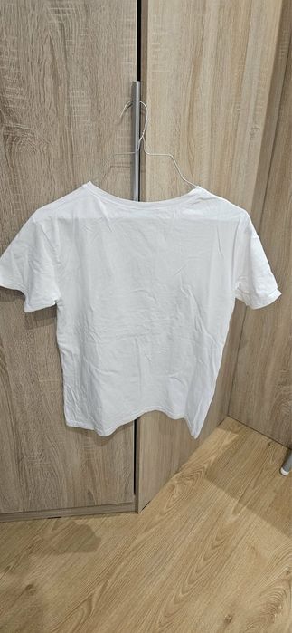 Biały t-shirt z aplikacją ozdobną motyla Mint S