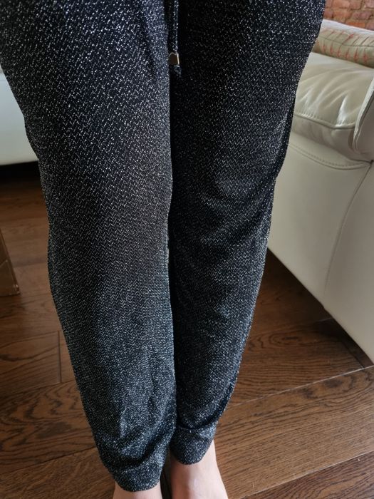 Błyszczący długi kombinezon na ramiączkach z dekoltem Apricot r. S,