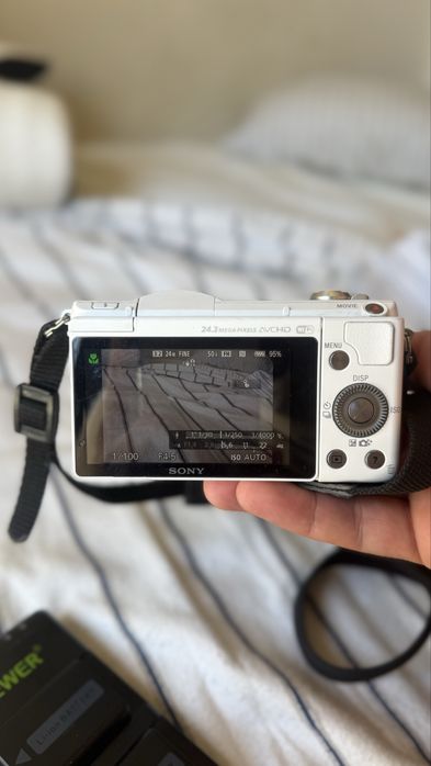 Câmera Sony α5100 (ILCE-5100)