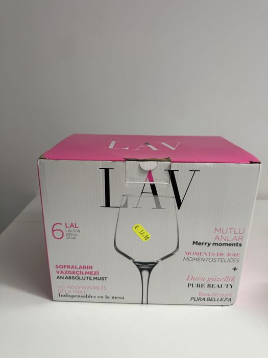 Taças de vinho novas
