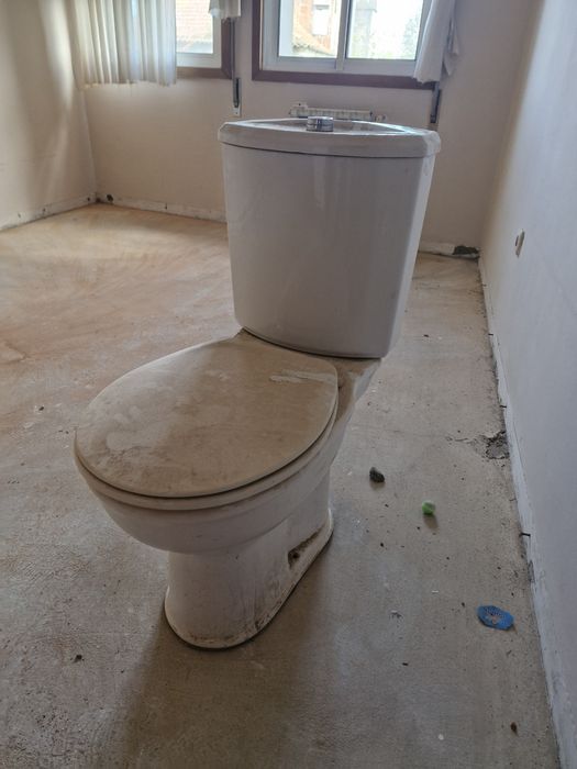 Itens casa de banho,  sanita, armário com lavatório, espelho
