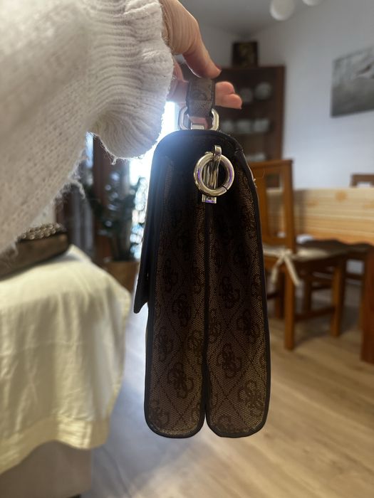 Mala Guess como Nova