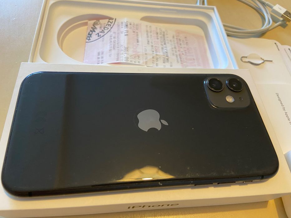Iphone 11 64GB z oryginalnym pudełkiem, ładowarką, kablem USB, kluczyk do karty SIM