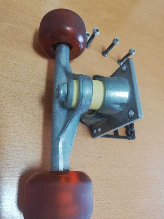Skate trucks com rodas e rolamentos
