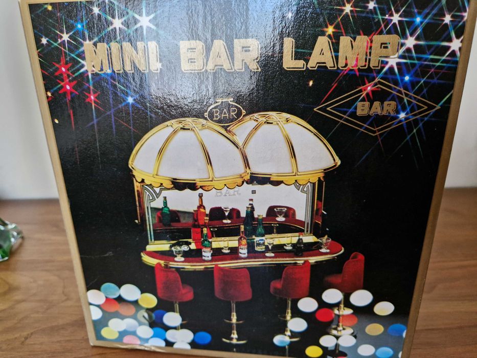 Pequeno bar com tudo incluído ainda na caixa