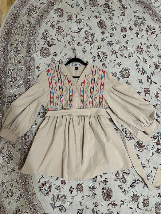 Стильна вишита блуза