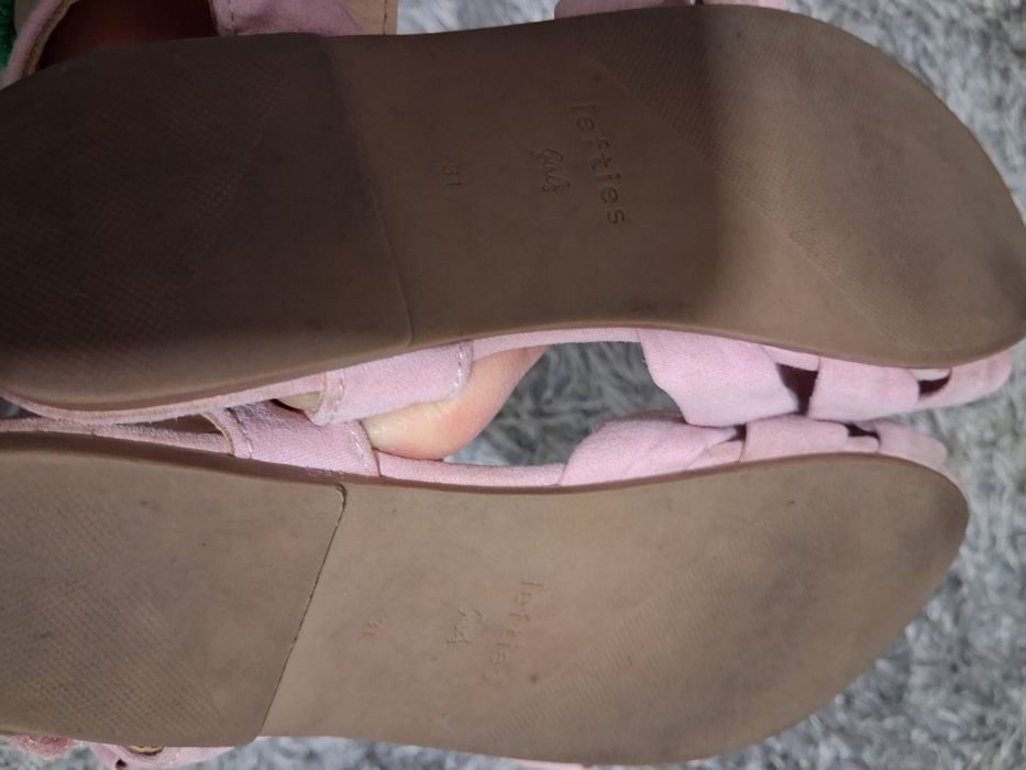 Botas tamanho 32 e sandalias tamanho 32