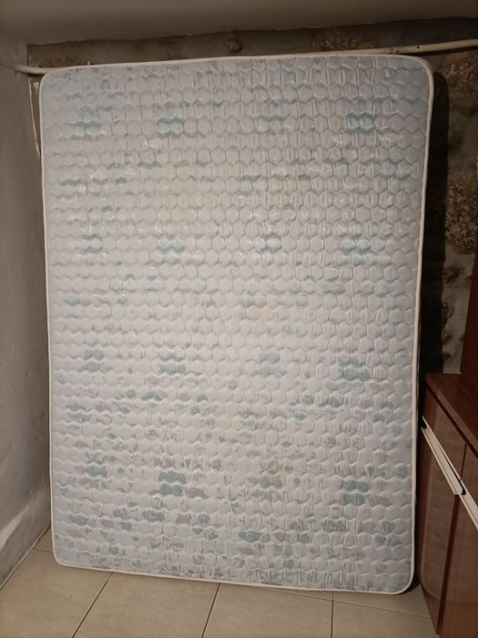 Estrado + Colchão em ótimo estado