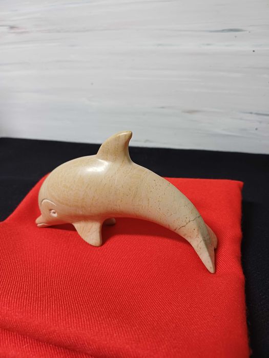 Estatueta de golfinho em pedra da Arrábida