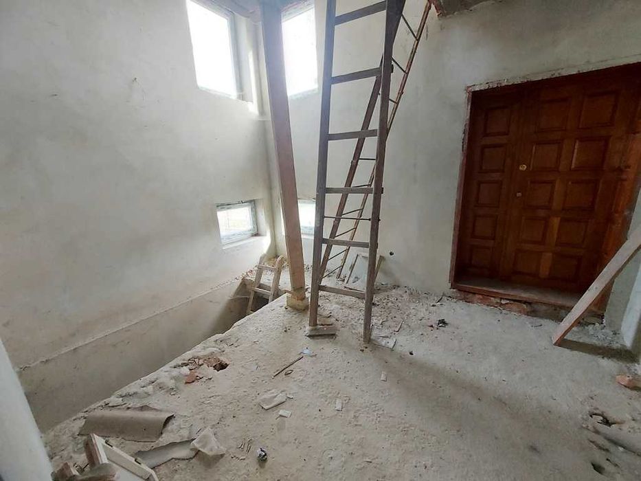 Продається добротний цегляний будинок з гаражем та літньою кухнею...