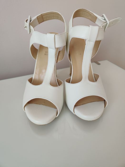 Białe sandałki szpilki.