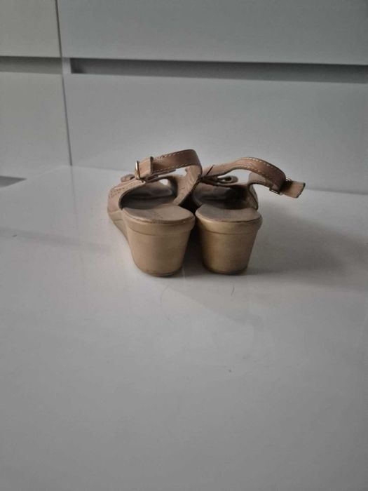 Skórzane sandałki LASOCKI roz.39