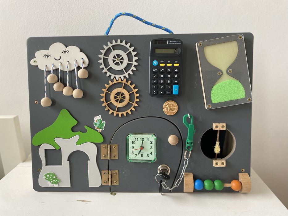 Wolnistojaca dwustronna tablica manioukacyjna