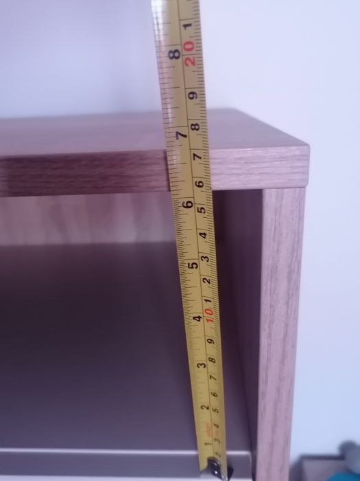 Móvel alto com 4 gavetas e um espaço no topo