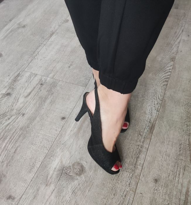 Seksowne szpilki 38 sandałki z połyskiem WideFit