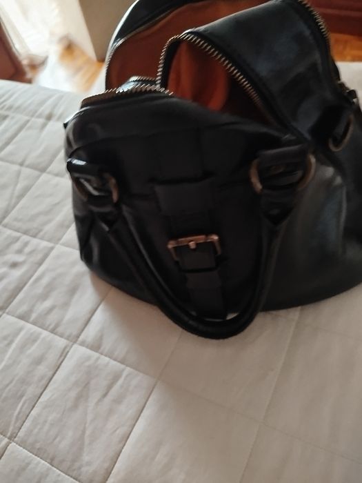 Carteira em pele e de marca preta usada