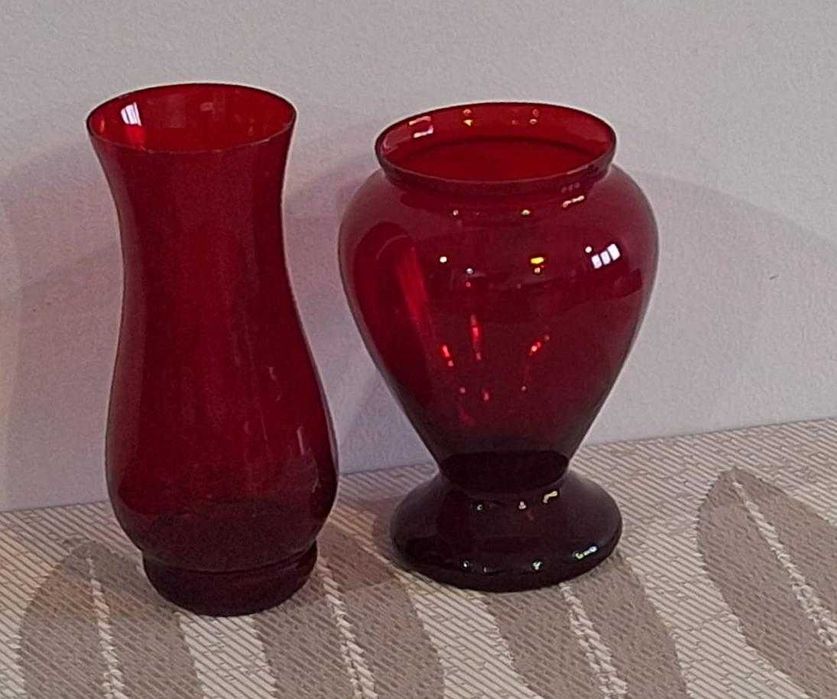 Zestaw 2 wazonów / flakonów ze starego szkła, kolor rubinowy czerwień