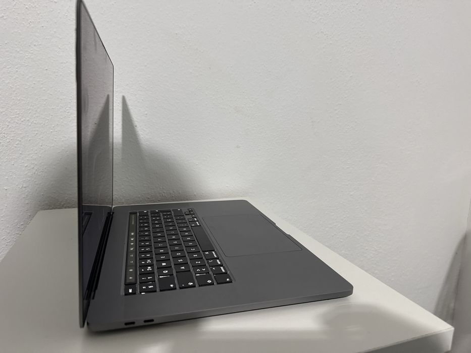 Macbook Pro - 16”