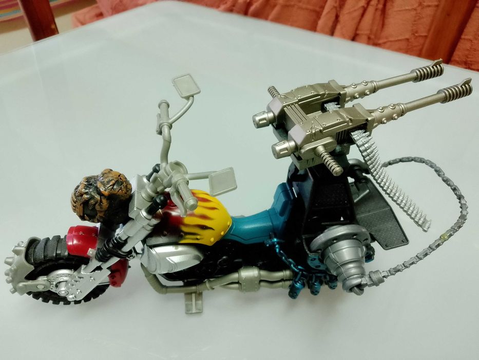 Moto e boneco antigos mas como novos