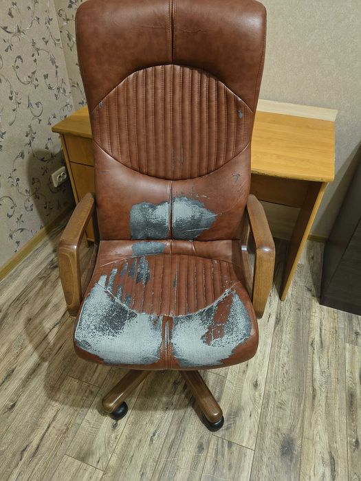 Крісло коричневе