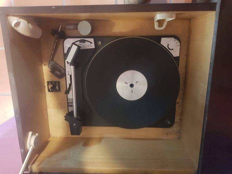 Móvel radio e gira discos com 50 anos