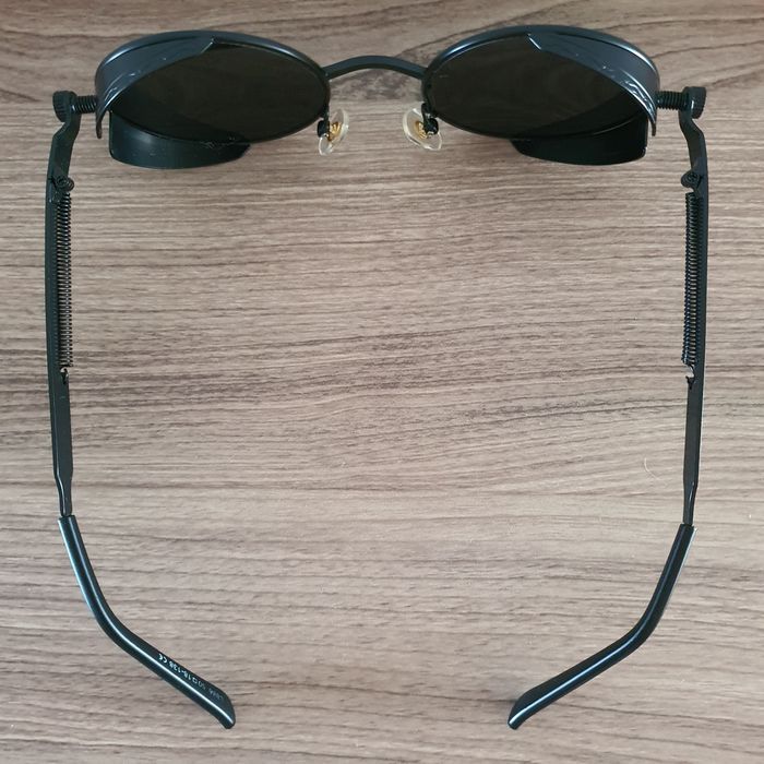 Óculos em metal preto estilo retro artesanais