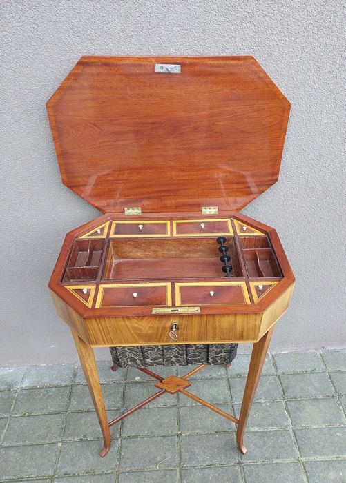 Stary finezyjny stolik niciak secesja mahoń  D096