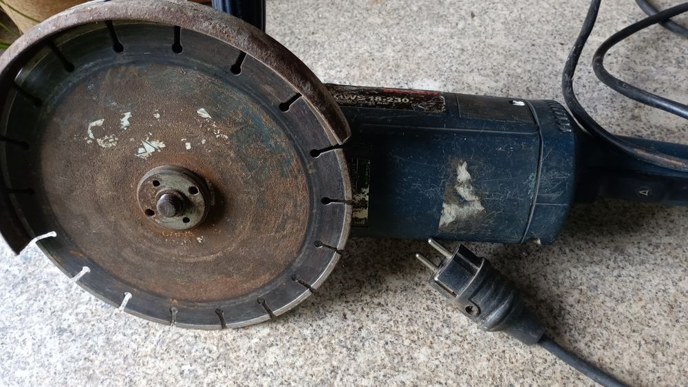 Rebarbadora Bosch GWS 18-230