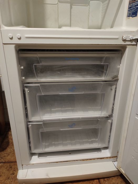 Холодильник Indesit  під ремонт або на запчастини