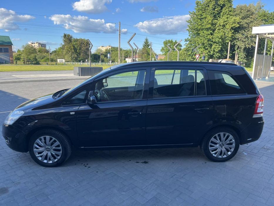 Opel Zafira.               .