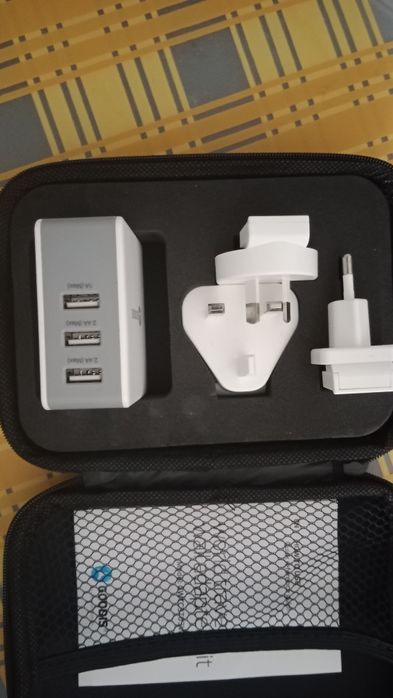 Carregador world travel mais estojo para powerbank